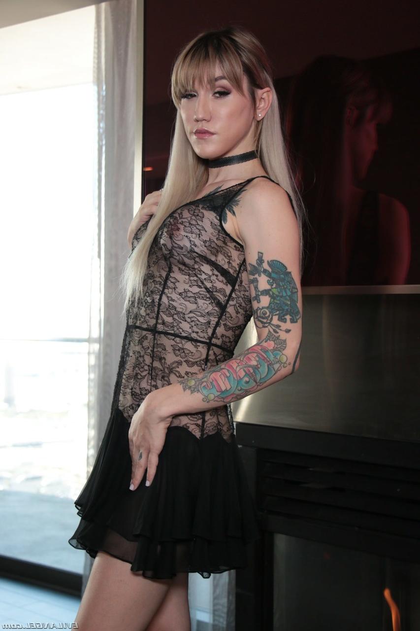17P Transexuelle tatouée enlève ses vêtements pour montrer sa grosse bite