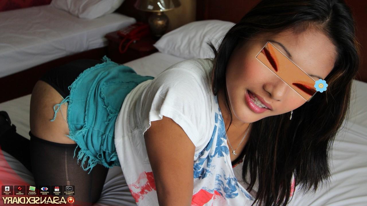 15P Ella, première asiatique, a des relations sexuelles avec un étranger avec une course dans ses bas