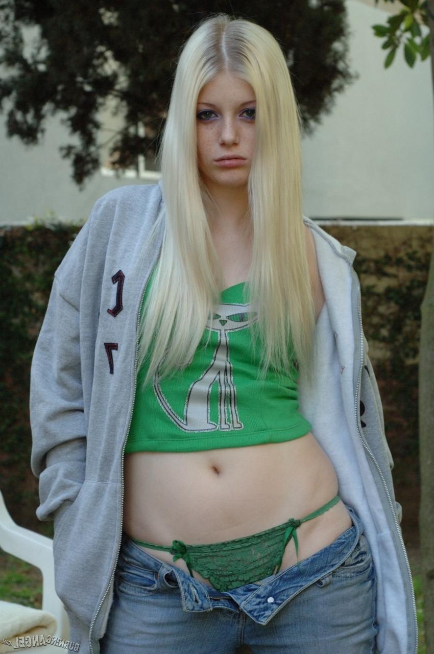 16P Adolescente rubia pálida se quita los hilos verdes al aire libre para revelar sus tetas y dedos firmes