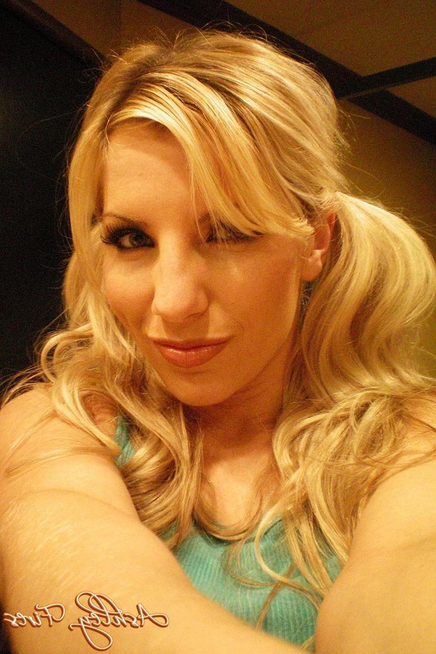 16P A loira atrevida Ashley Fires brinca com peitos grandes e buceta nos bastidores