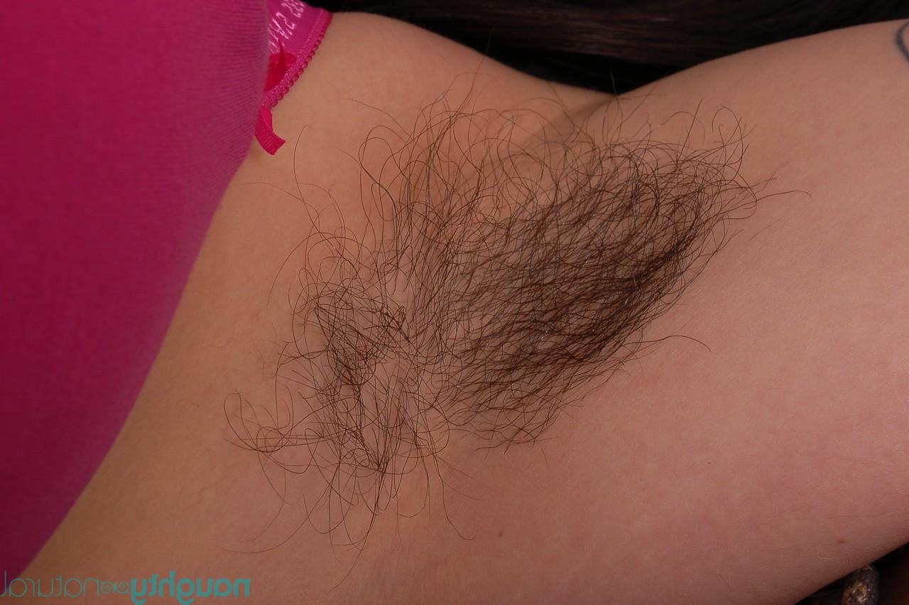 20P La nerd amateur morena Cleo muestra sus grandes tetas y se toca la entrepierna peluda