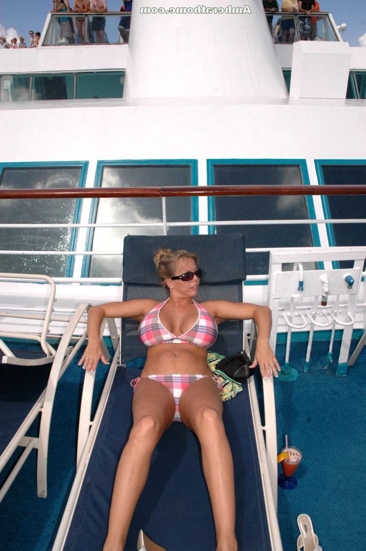 15P La tetona amber lynn bach se quita el bikini para abrirse de piernas desnuda