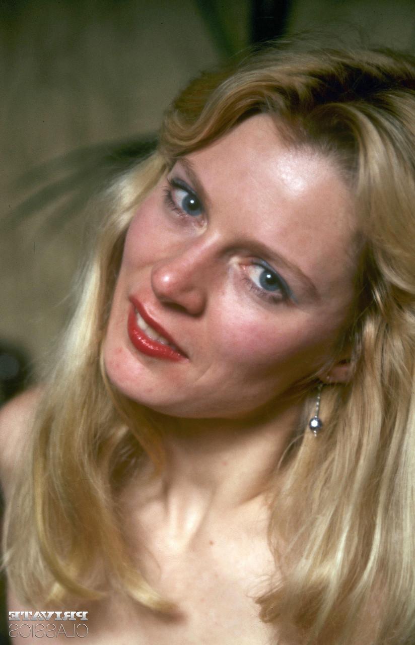 12P Die natürliche Blondine Brenda bekommt beim Sex in weißen Nylons einen Cumshot in den Mund