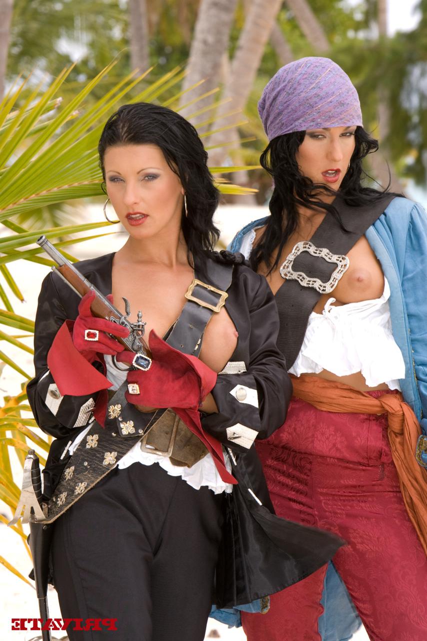 13P Las piratas Nikky Rider e Yvonne Peach se follan a náufragos en una isla tropical