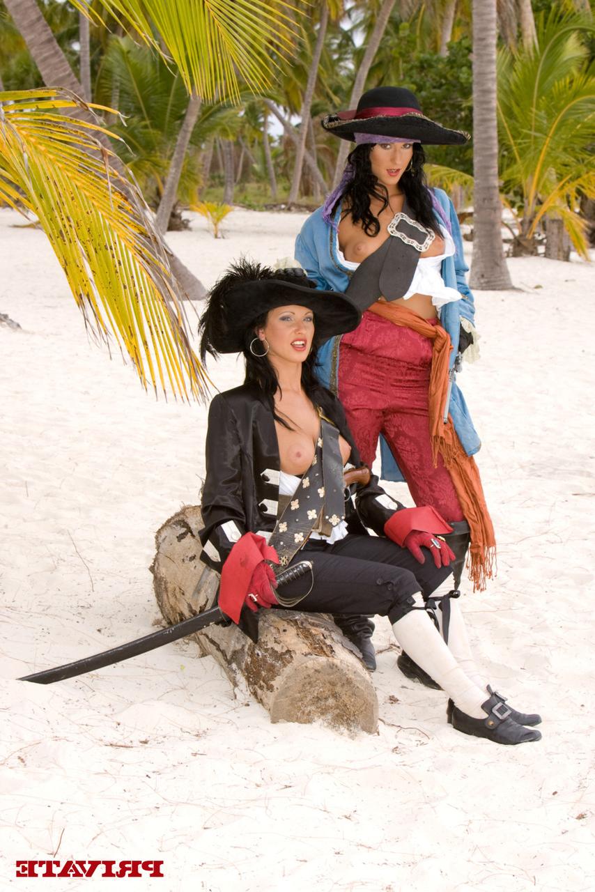 13P Las piratas Nikky Rider e Yvonne Peach se follan a náufragos en una isla tropical