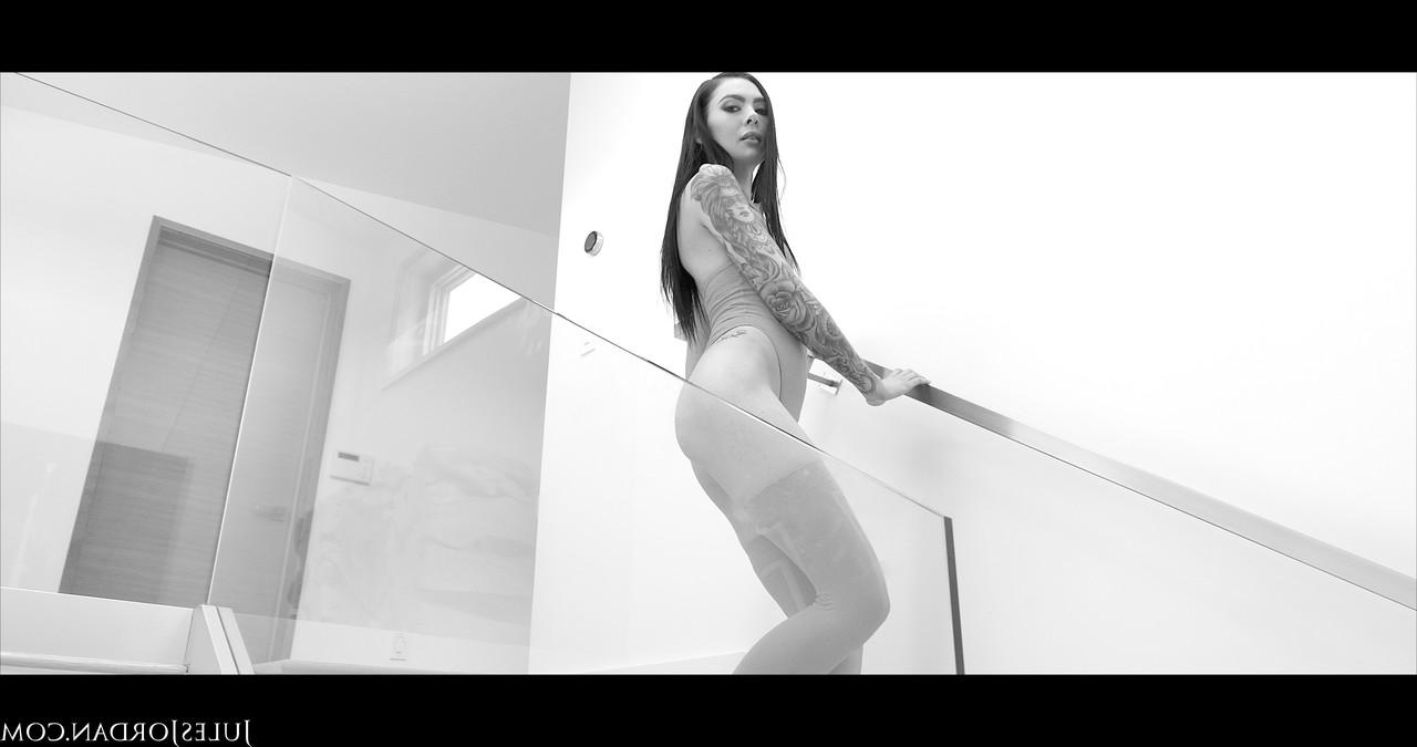 17P Die tätowierte Frau Marley Brinx bläst nach dem Analfick Spermablasen