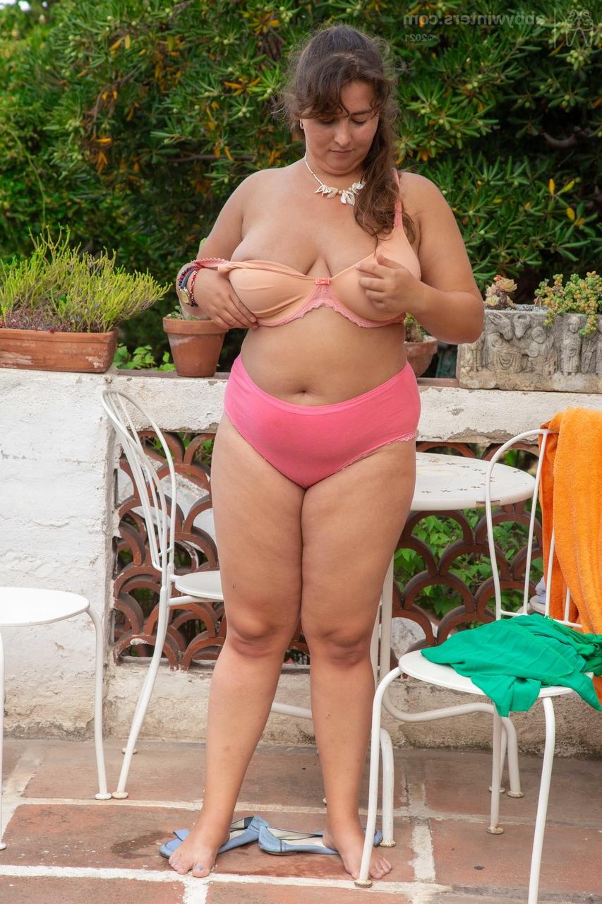 20P Andreea, grosse australienne, montre ses gros seins et sa chatte en se changeant dehors.