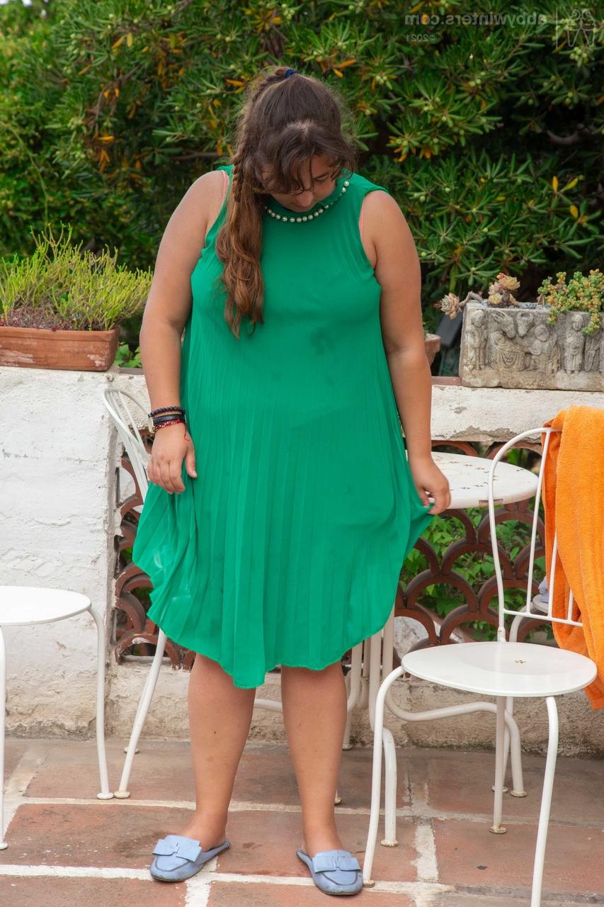 20P Andreea, grosse australienne, montre ses gros seins et sa chatte en se changeant dehors.