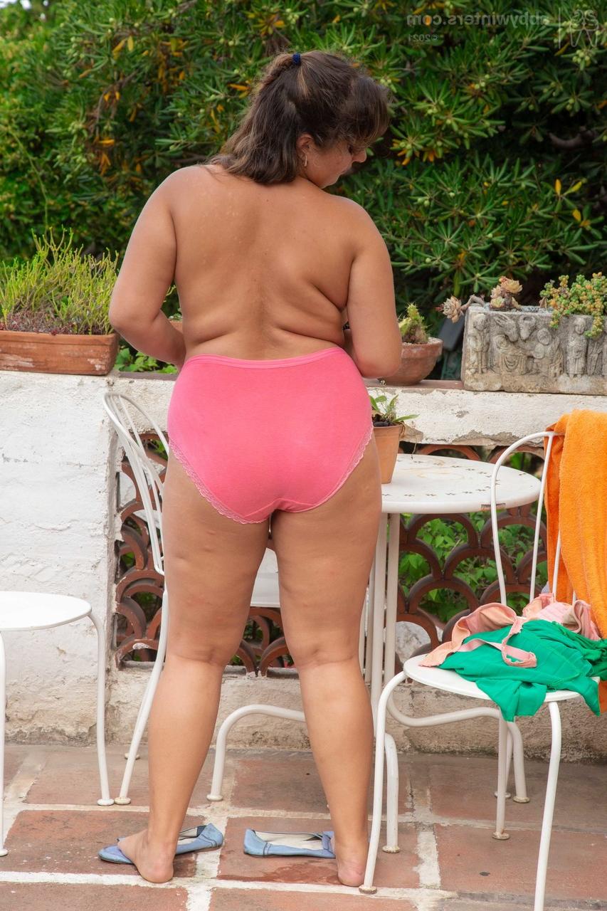 20P Andreea, grosse australienne, montre ses gros seins et sa chatte en se changeant dehors.