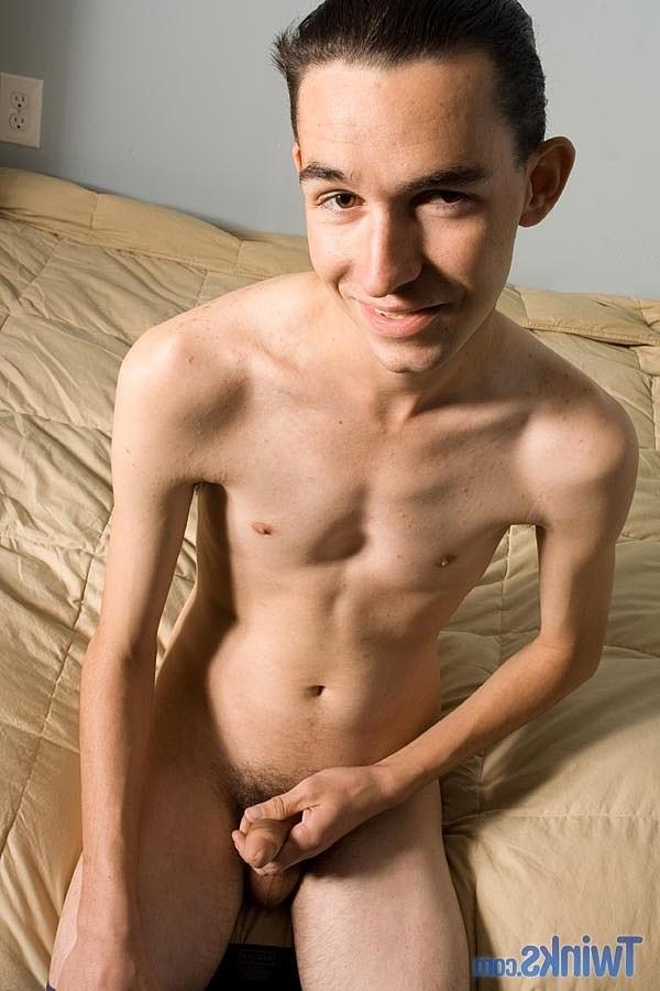 20P O garoto gay magro Tim O se despindo e se masturbando na cama sozinho