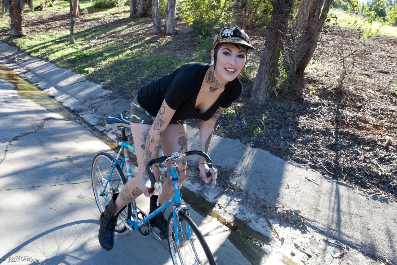 15P A garota latina tatuada Aayla Secura anda de bicicleta antes do sexo POV hardcore