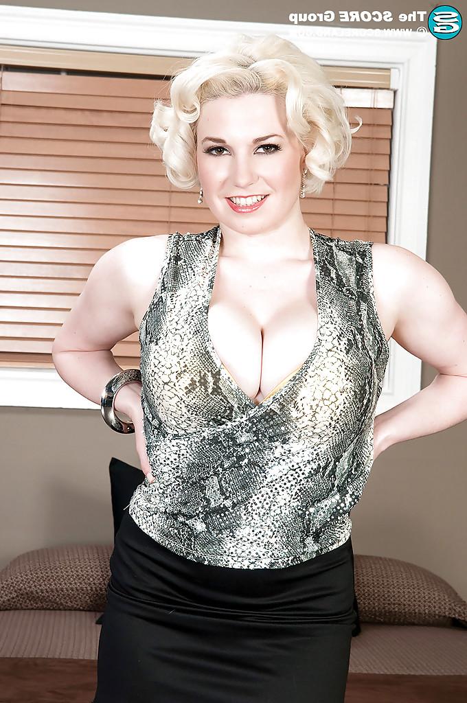 16P Gata gorda sexy com peitos grandes Goldie Ray mostra sua bunda levantada