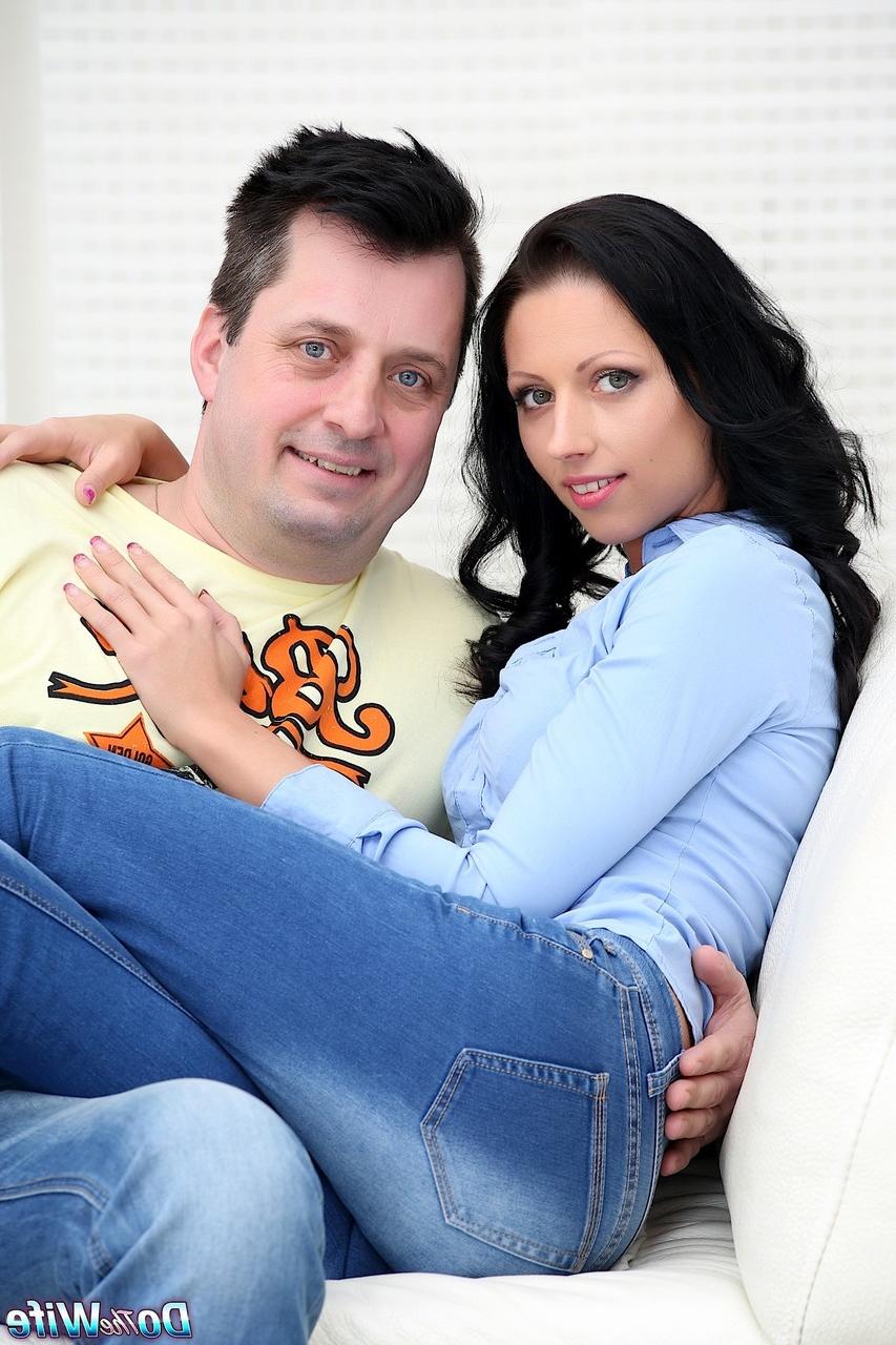 20P A esposa sexy July Sun gosta de sexo hardcore com outro homem e faz um tratamento facial