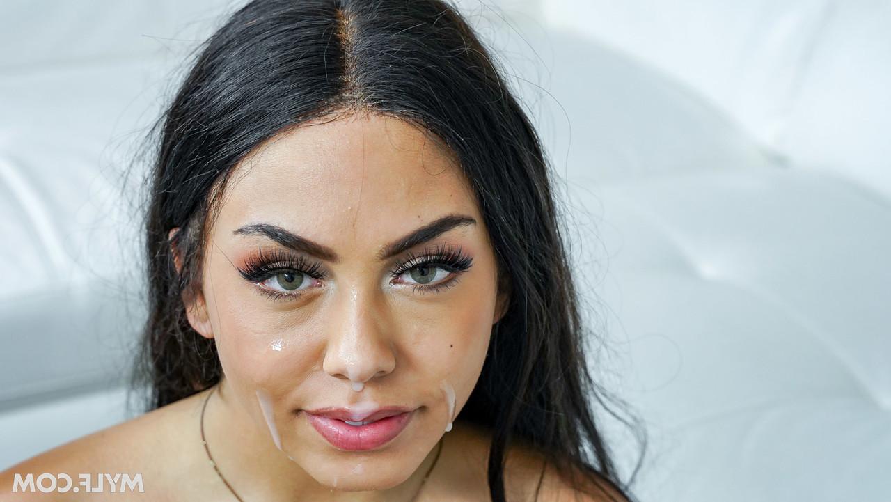 20P Das brasilianische Babe Vivianne DeSilva fickt ihren Stiefvater, während ihre Mutter zu Hause ist