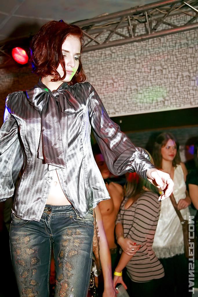 16P 自由で簡単なパーティーの女の子がペニスをしゃぶってファックするのが楽しい