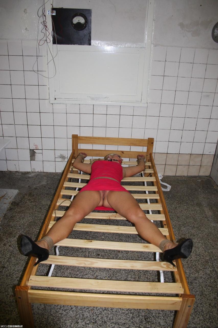 17P Pauvre blonde Veronica avec une douce chatte nue ligotée sur un lit étrange