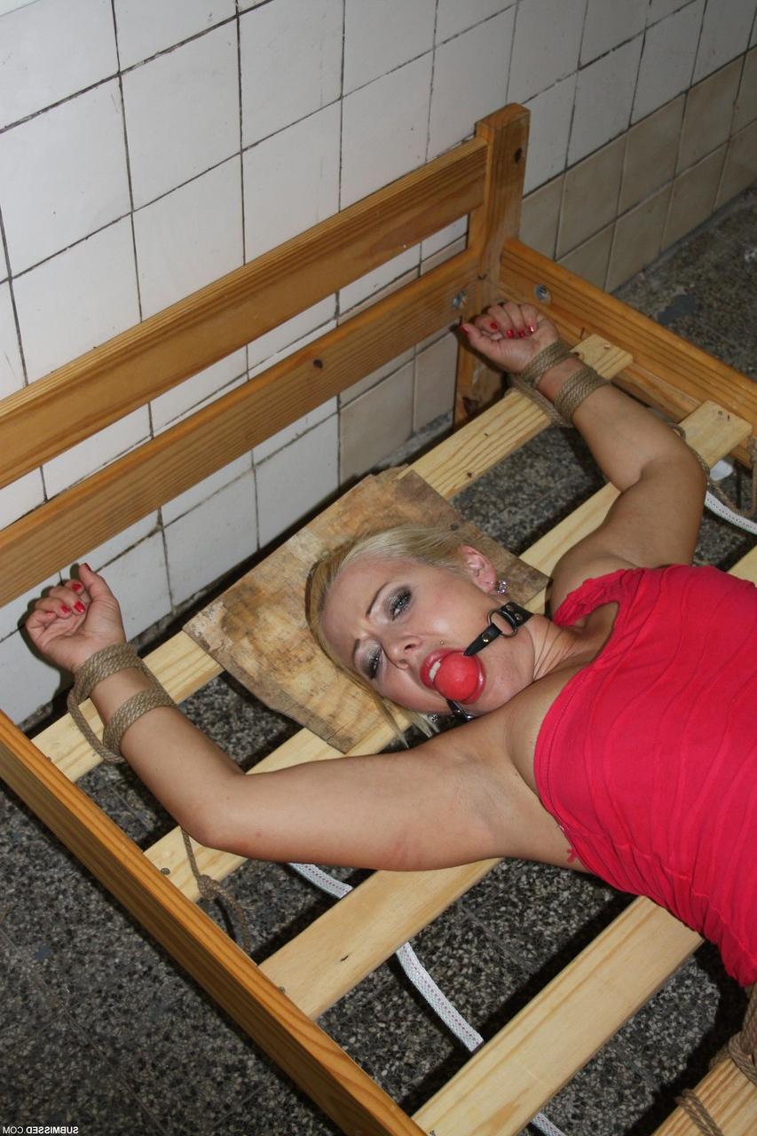 17P Pauvre blonde Veronica avec une douce chatte nue ligotée sur un lit étrange