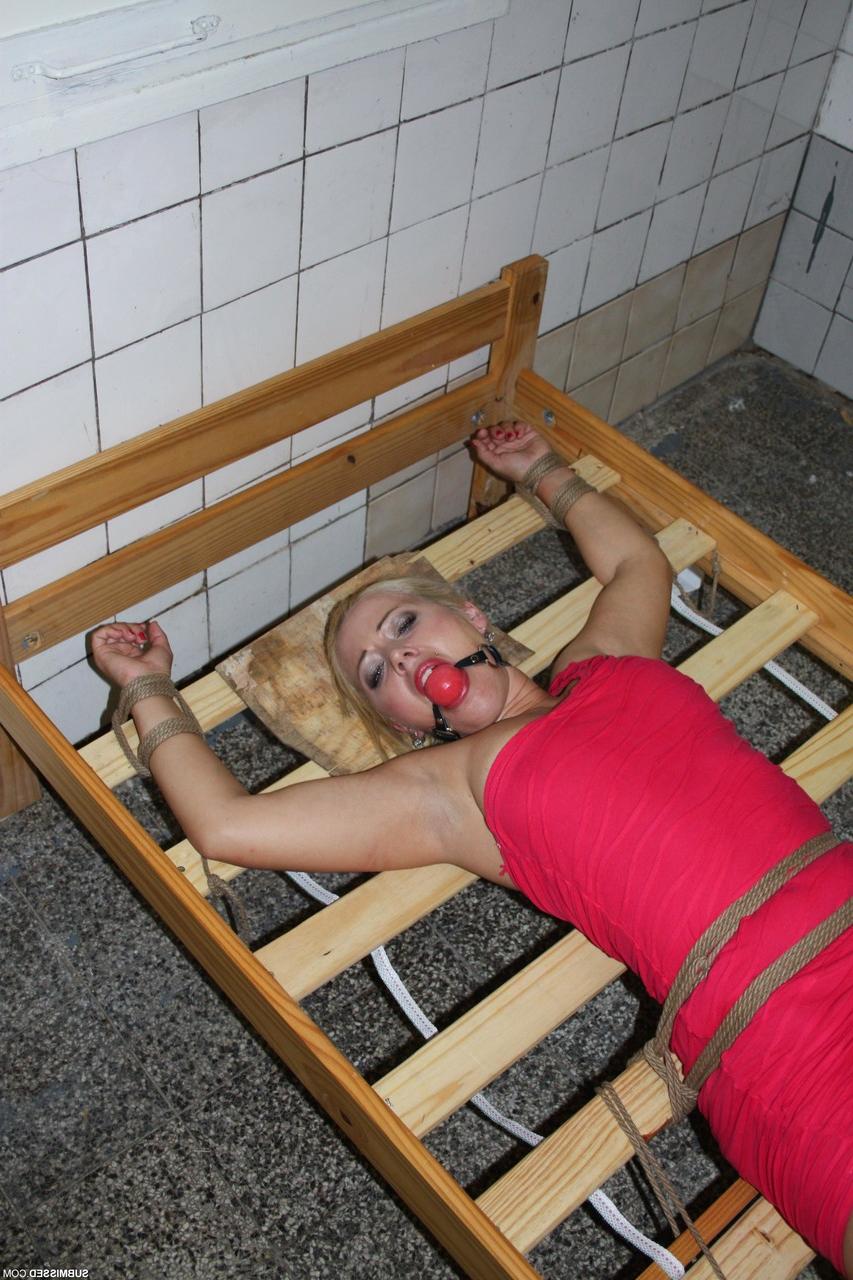 17P Pauvre blonde Veronica avec une douce chatte nue ligotée sur un lit étrange
