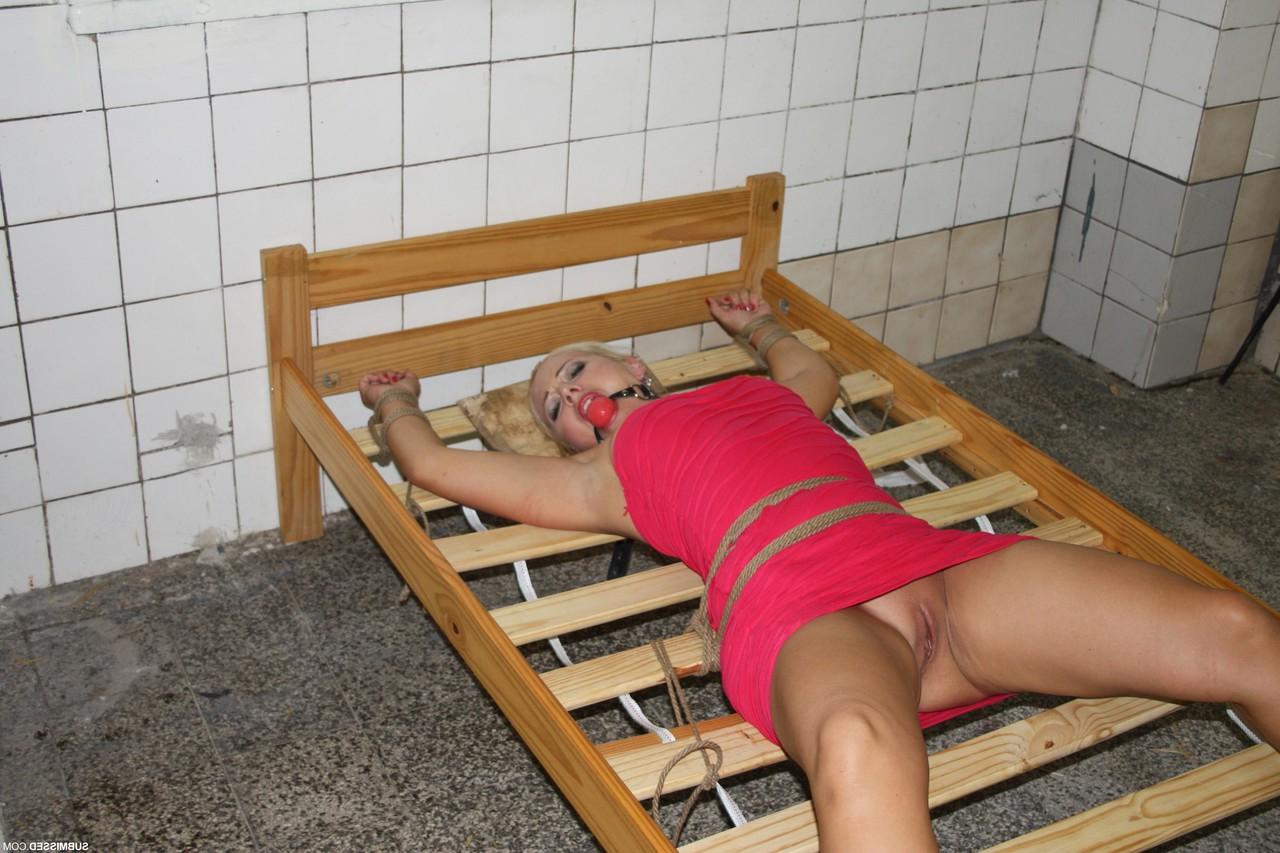 17P Pauvre blonde Veronica avec une douce chatte nue ligotée sur un lit étrange