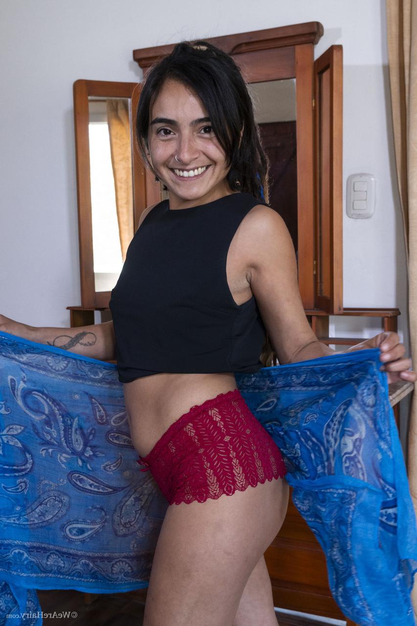 20P Amateur-Teenie mit Dreadlocks Sara R zeigt ihren prallen Arsch und ihre haarige Muschi