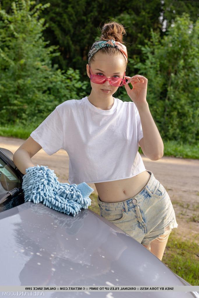 18P La charmante jeune Shea se met totalement nue en faisant briller une voiture.