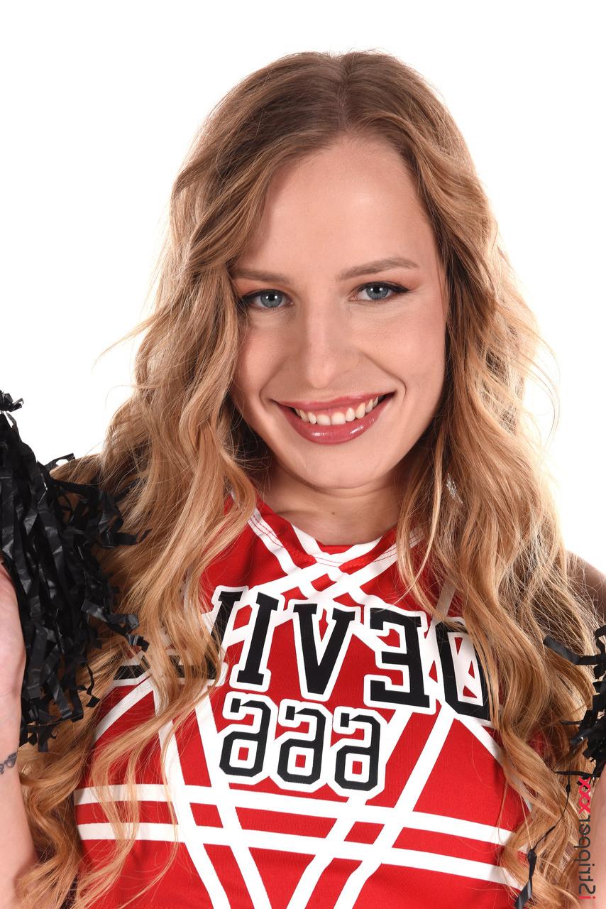 15P Die blonde Cheerleaderin Svetlana U zieht ihre Uniform aus, bevor sie ihre Fotze spielt