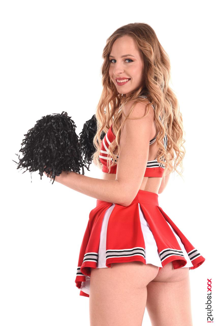 15P Die blonde Cheerleaderin Svetlana U zieht ihre Uniform aus, bevor sie ihre Fotze spielt
