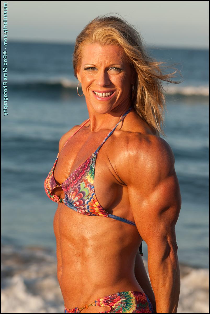 15P La culturiste Amy Bowen affiche son physique musclé sur une plage en bikini