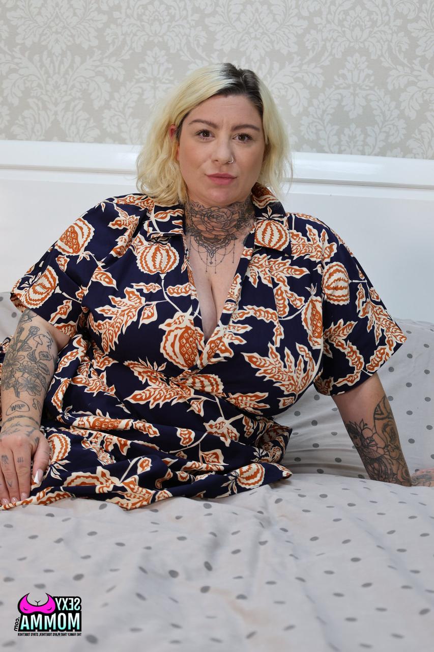 20P A adolescente peituda Em Yang chupa os peitos grandes e a vulva saborosa da madrasta Katie Summer
