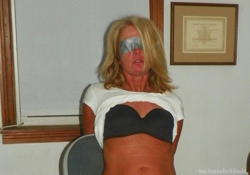16P Une femme blonde est attachée avec une corde après avoir eu les yeux bandés et bâillonnée.