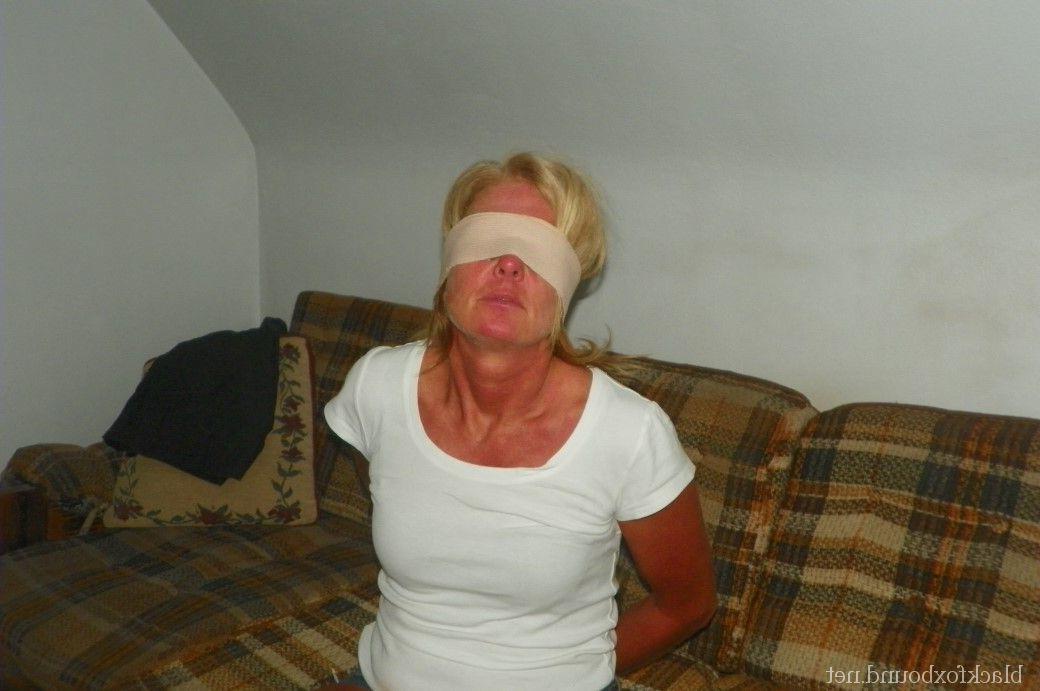 16P Une femme blonde est attachée avec une corde après avoir eu les yeux bandés et bâillonnée.