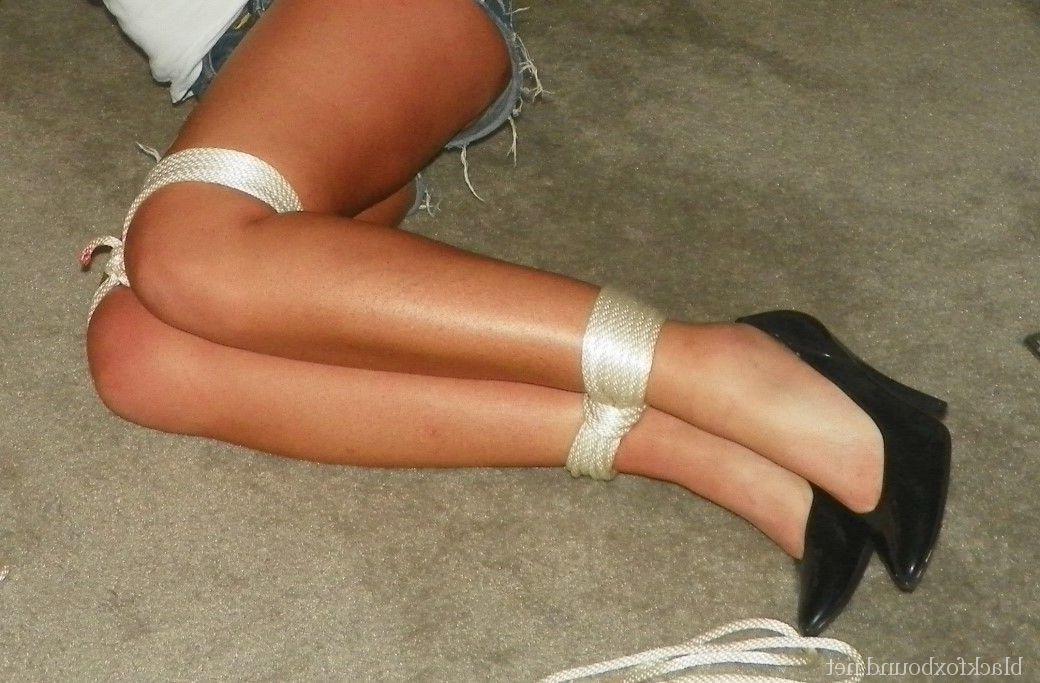 16P Une femme blonde est attachée avec une corde après avoir eu les yeux bandés et bâillonnée.
