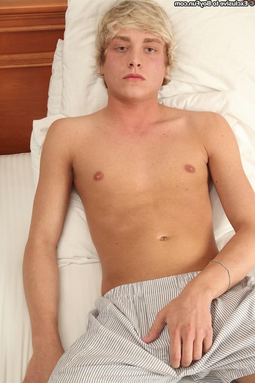 20P Christian Robbins, un garçon gay blond et sexy, se déshabille et se masturbe