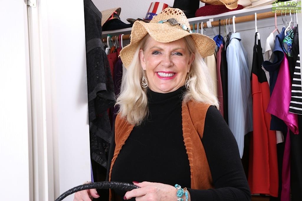 16P La rubia gordita judy belkins revela sus grandes tetas maduras con sombrero de paja