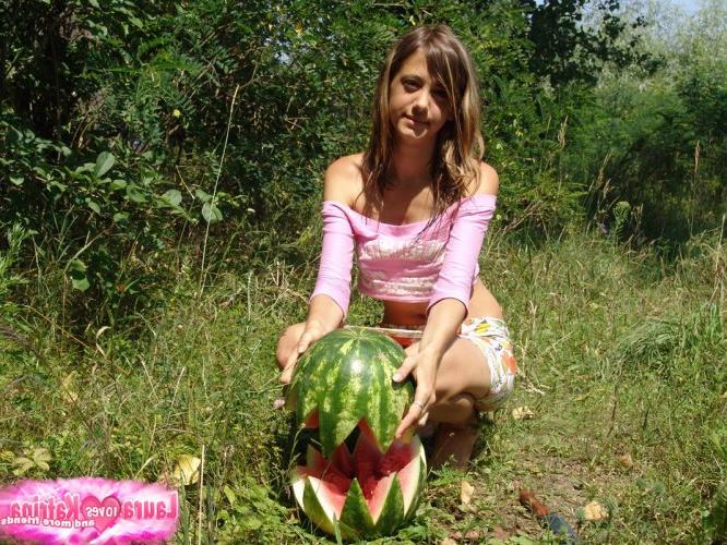 10P Миниатюрная девушка в рубашке и юбке на животе светит под юбкой без трусиков на улице