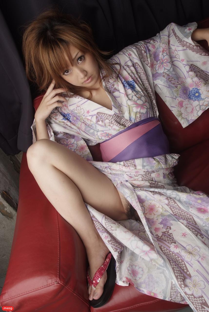 15P Atraente gata japonesa yuki mizuho mostra seus lindos peitos de adolescente