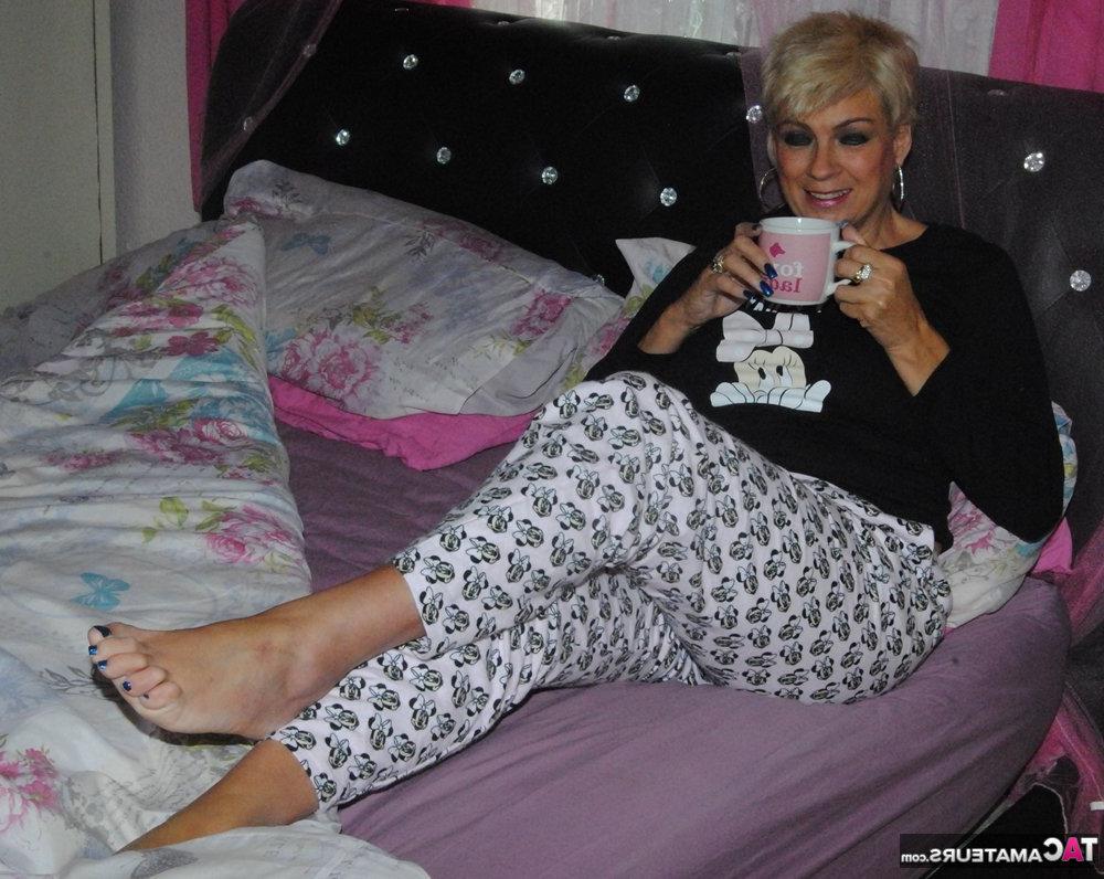 17P A loira mais velha Dimonty tira a camisa e a calça do pijama para ficar nua na cama
