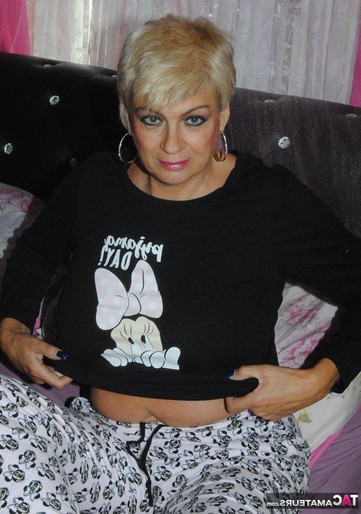 17P A loira mais velha Dimonty tira a camisa e a calça do pijama para ficar nua na cama