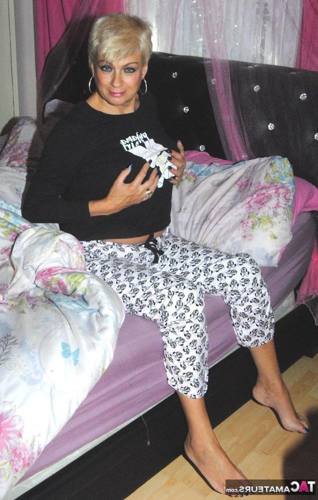 17P A loira mais velha Dimonty tira a camisa e a calça do pijama para ficar nua na cama