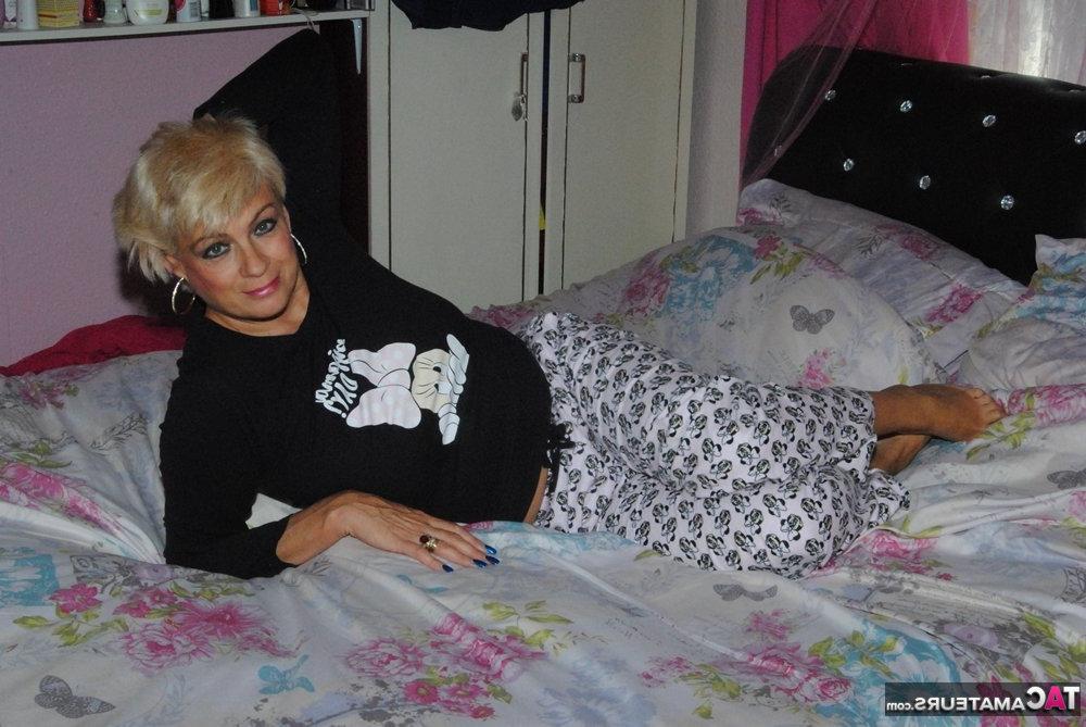 17P A loira mais velha Dimonty tira a camisa e a calça do pijama para ficar nua na cama