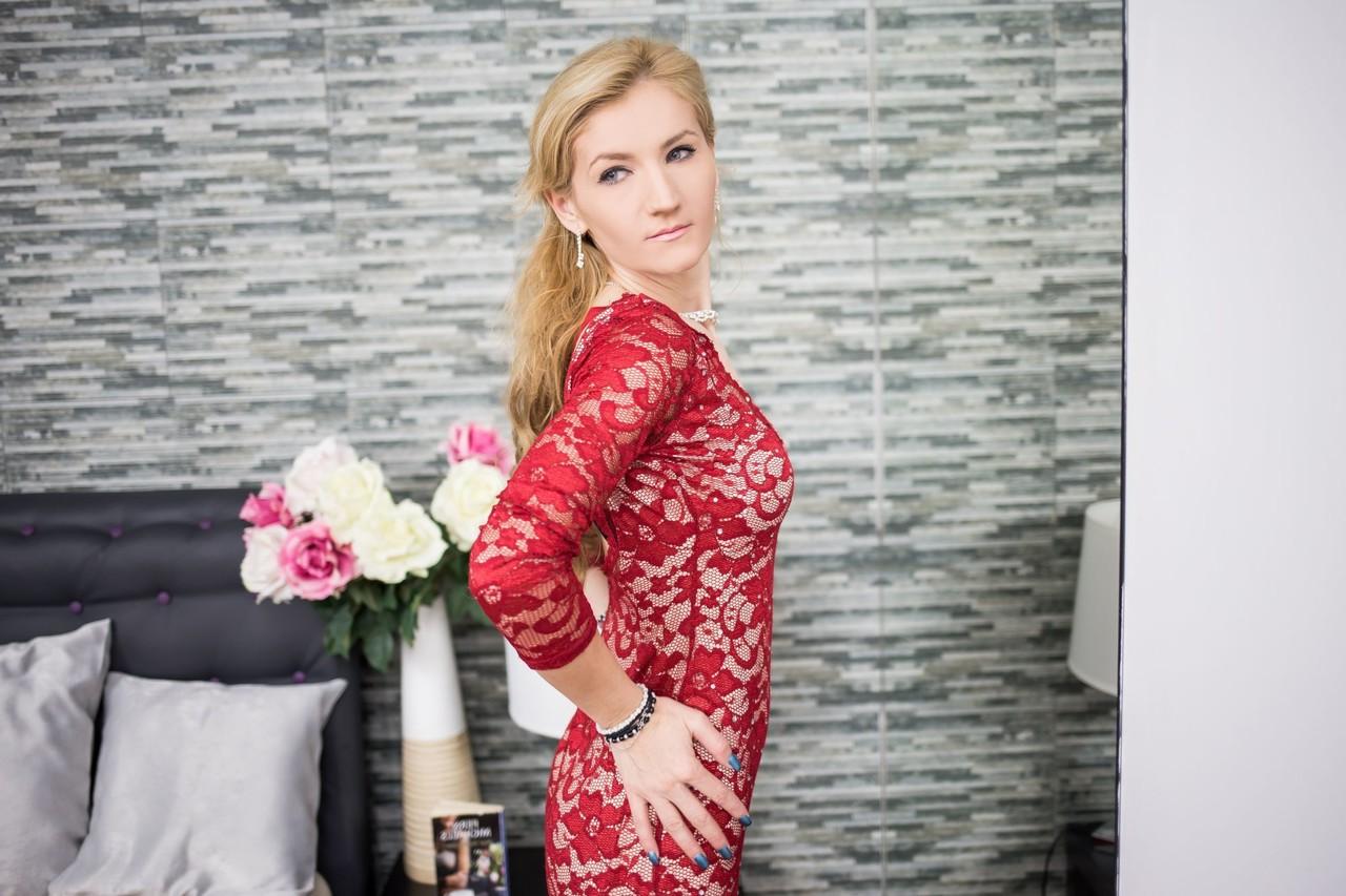 12P La blonde sexy Mariah Mayden montre ses jambes sexy dans une robe moulante et des talons hauts.