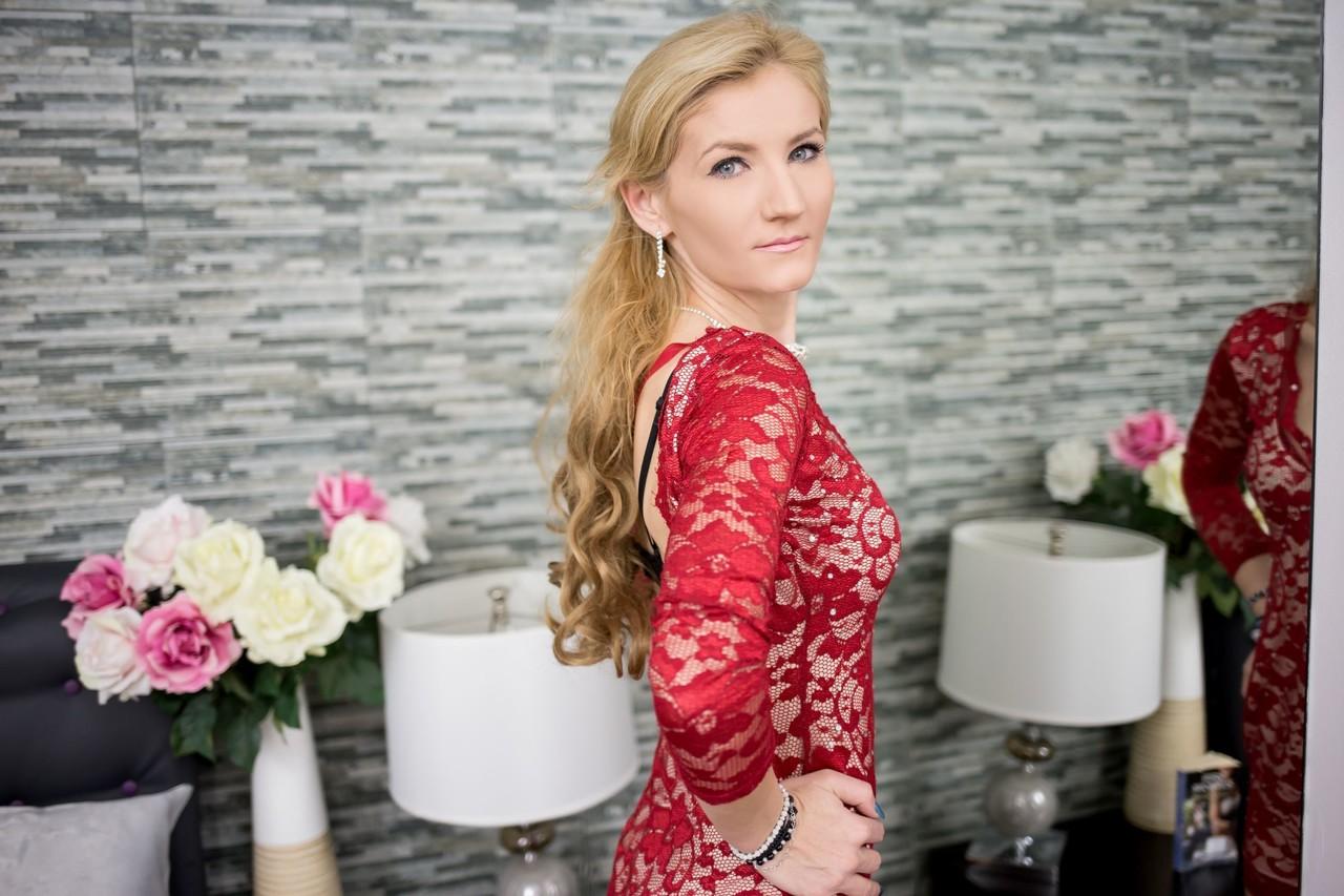 12P La blonde sexy Mariah Mayden montre ses jambes sexy dans une robe moulante et des talons hauts.