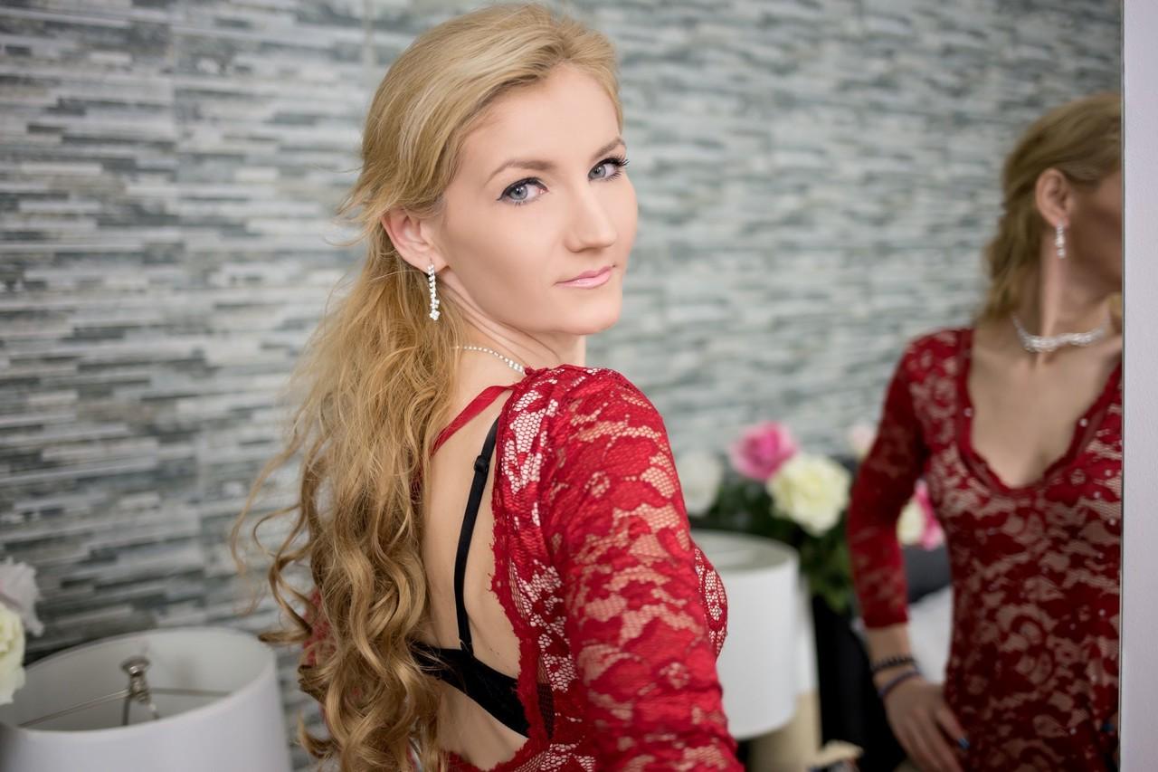 12P La blonde sexy Mariah Mayden montre ses jambes sexy dans une robe moulante et des talons hauts.