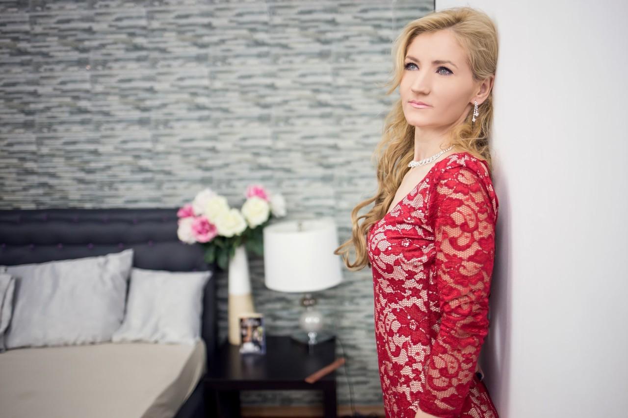 12P La blonde sexy Mariah Mayden montre ses jambes sexy dans une robe moulante et des talons hauts.