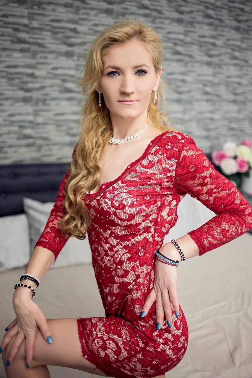 12P La blonde sexy Mariah Mayden montre ses jambes sexy dans une robe moulante et des talons hauts.