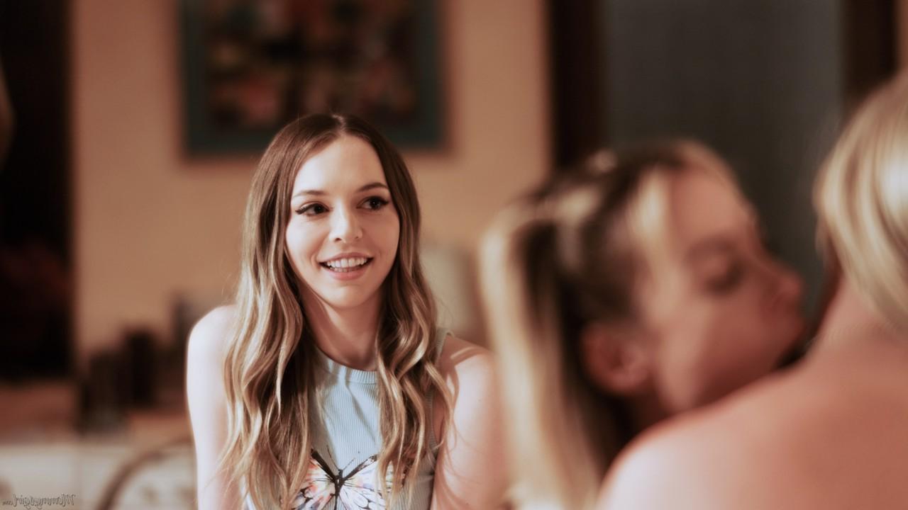 15P Rubia de mediana edad haciendo trío lésbico con un par de jovencitas