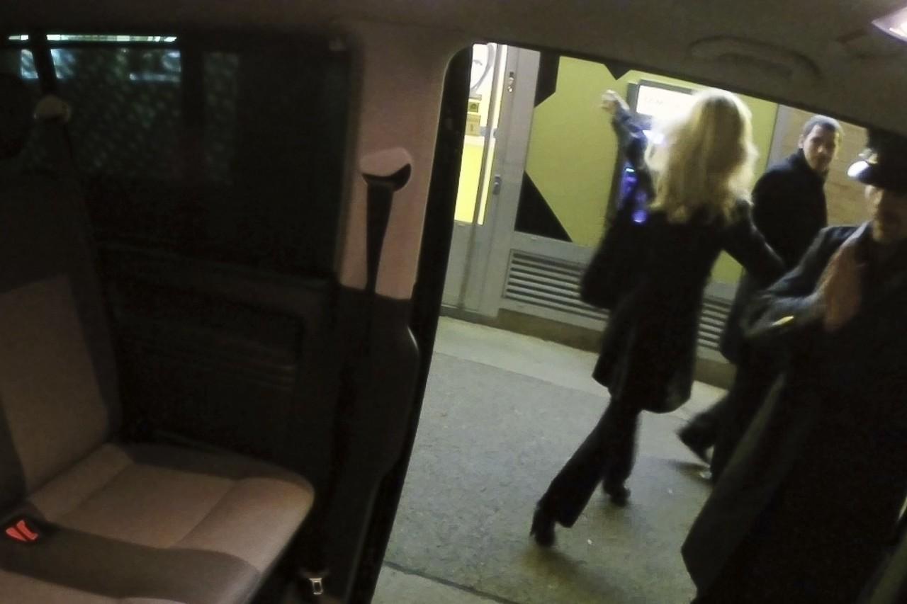17P La blonde tchécoslovaque Beatrix Glower baise son chauffeur dans la camionnette