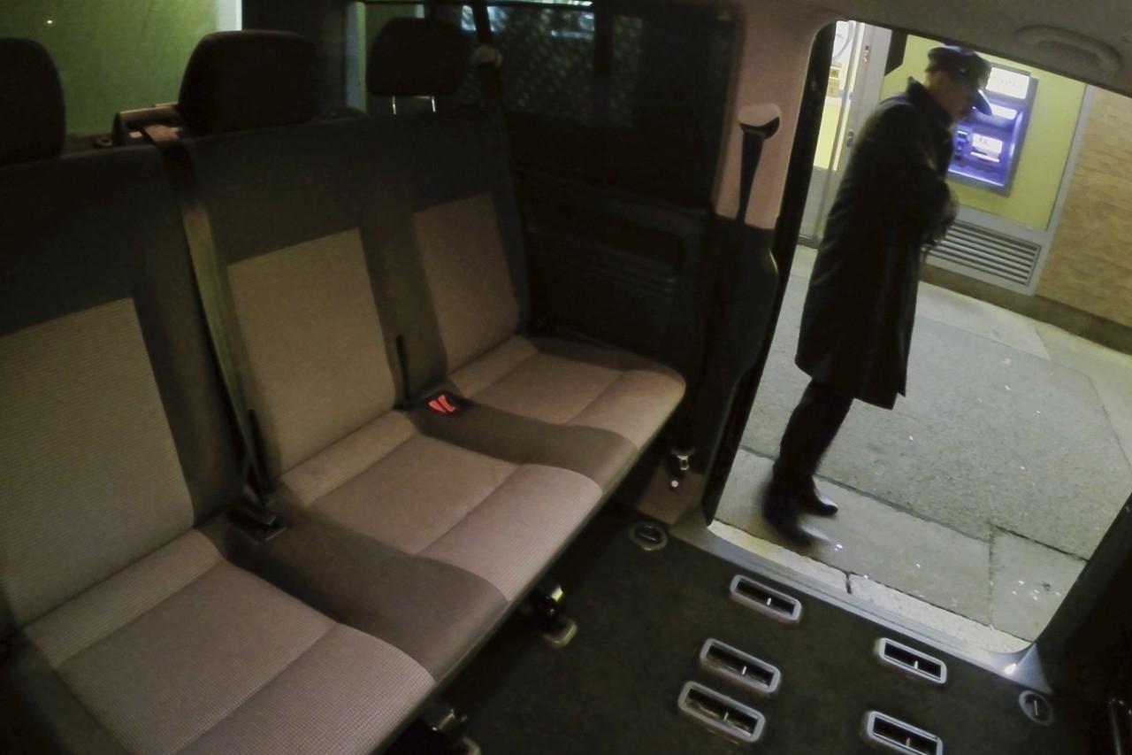 17P La blonde tchécoslovaque Beatrix Glower baise son chauffeur dans la camionnette