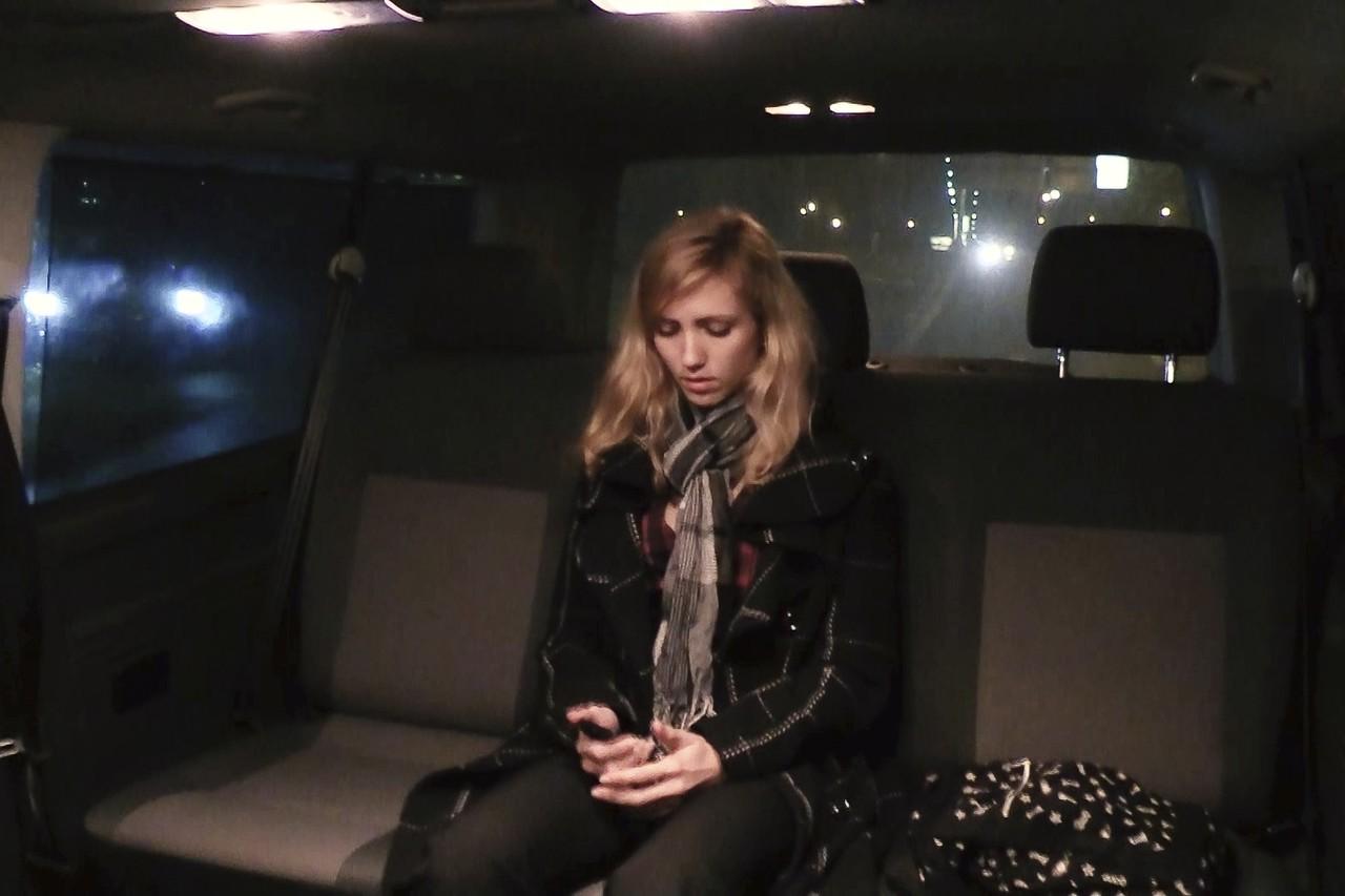 17P La blonde tchécoslovaque Beatrix Glower baise son chauffeur dans la camionnette