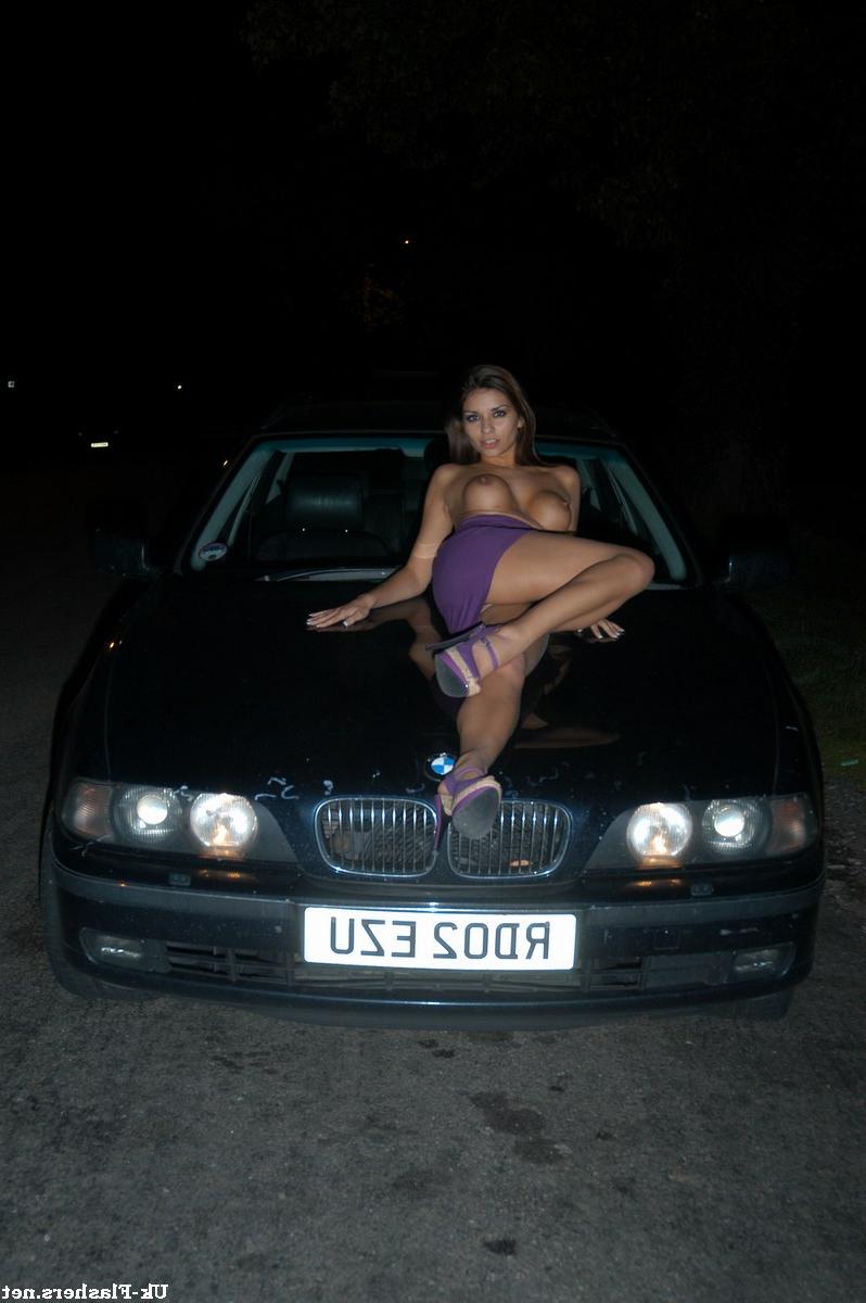 16P Garota britânica de pernas compridas expõe seus seios no capô do carro à noite
